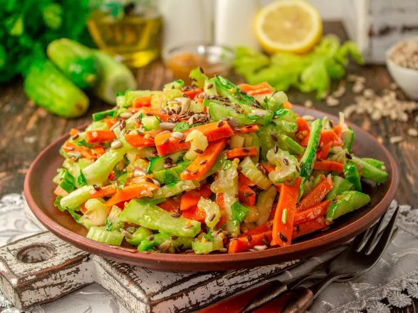 Фото готового блюда: Салат с огурцом, морковью и сельдереем