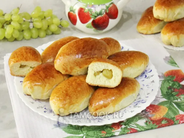 Фото готового блюда: Пирожки с виноградом
