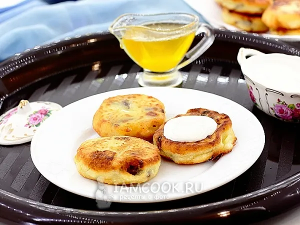 Фото готового блюда: Сырники из творога с изюмом