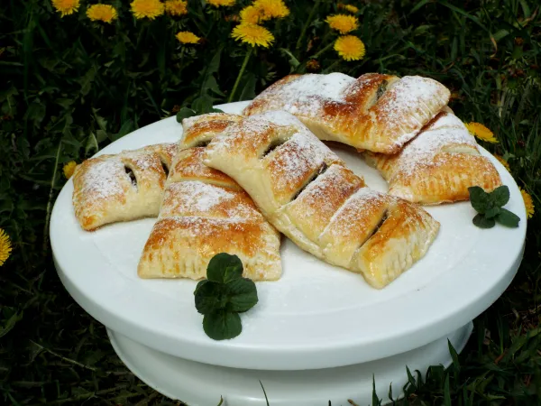 Фото готового блюда: Слойки с щавелем из слоеного теста