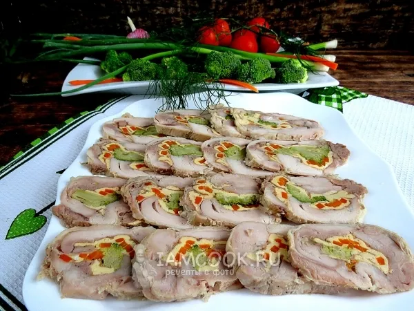 Фото готового блюда: Рулет из куриных окорочков, брокколи и моркови