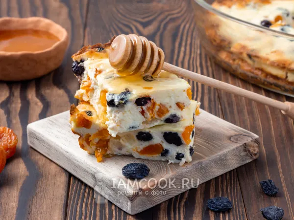 Фото блюда: Творожная запеканка с изюмом и курагой
