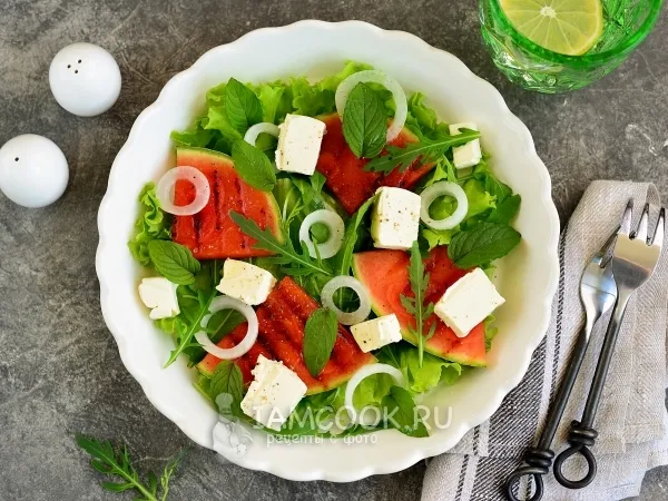 Фото готового блюда: Салат с арбузом, мягким сыром и рукколой