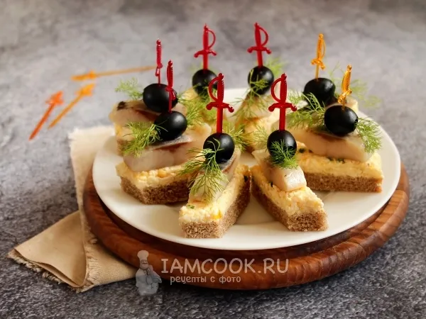 Фото блюда: Канапе с селедкой и плавленым сыром