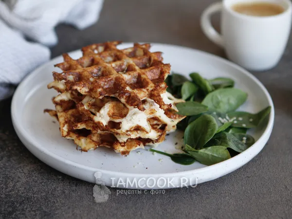 Фото готового блюда: Вафли с курицей и сыром