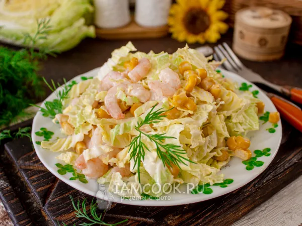 Фото готового блюда: Салат с креветками, пекинской капустой и кукурузой