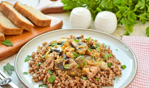 Фото блюда: Гречка с тушенкой и грибами
