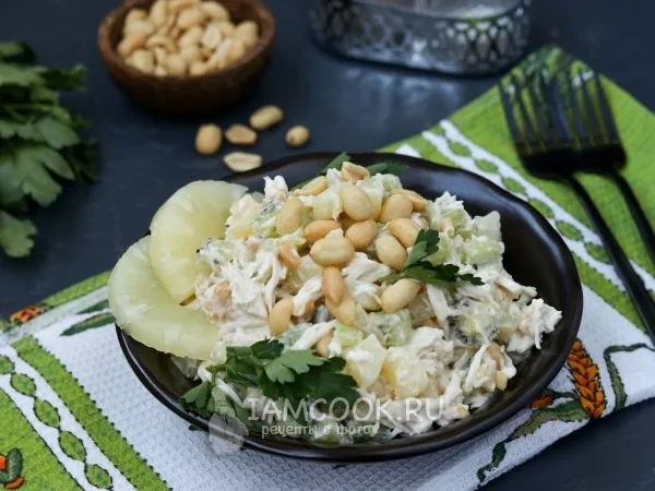 Фото готового блюда: Салат с курицей, киви, ананасами и арахисом