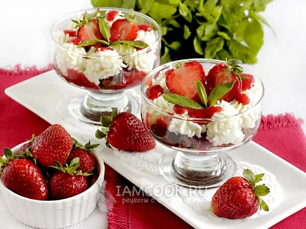 Фото готового блюда: Десерт с клубникой и мятой