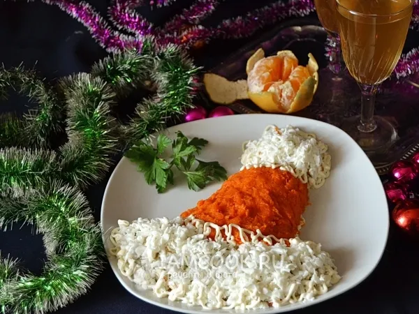 Фото блюда: Новогодний салат «Шапка Деда Мороза»