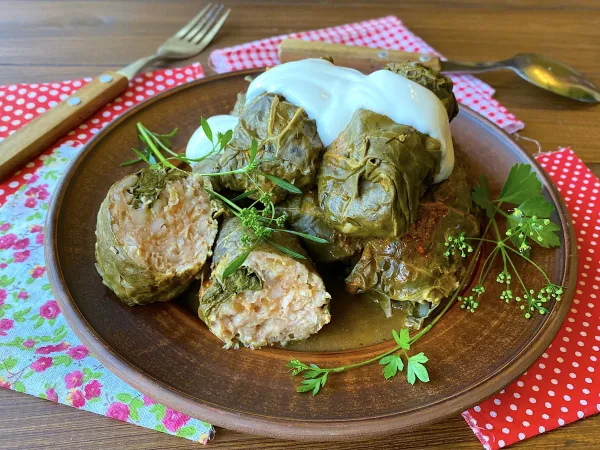 Фото готового блюда: Голубцы из листьев ревеня