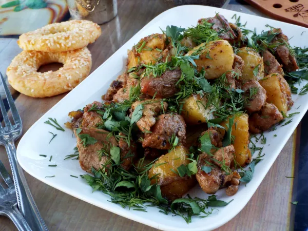 Фото блюда: Свинина с картошкой в казане на костре