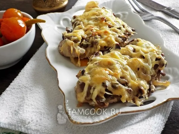 Фото готового блюда: Свиные отбивные с грибами в духовке