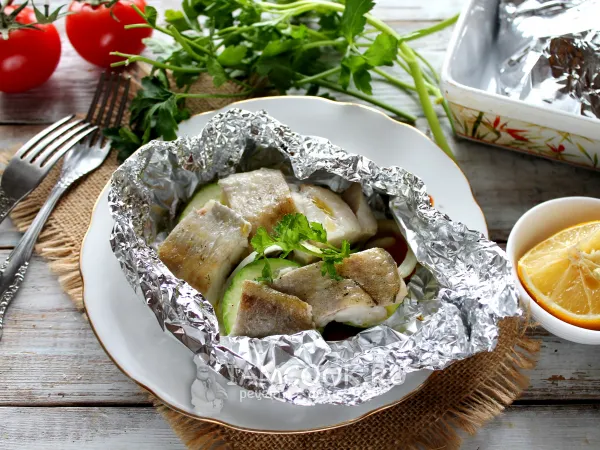 Фото готового блюда: Минтай с овощами в фольге в духовке