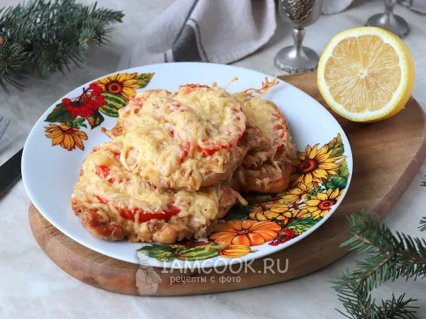 Фото блюда: Отбивная из куриной грудки с помидорами и сыром