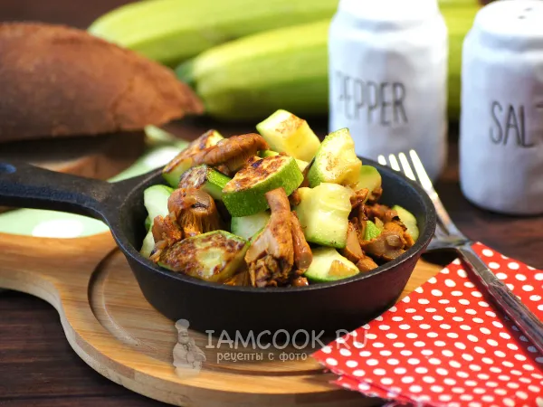 Фото блюда: Жареные кабачки с лисичками