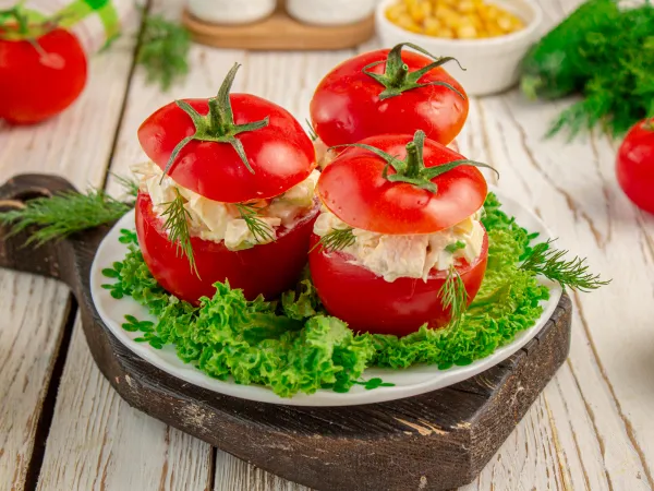 Фото готового блюда: Помидоры, фаршированные мясным салатом