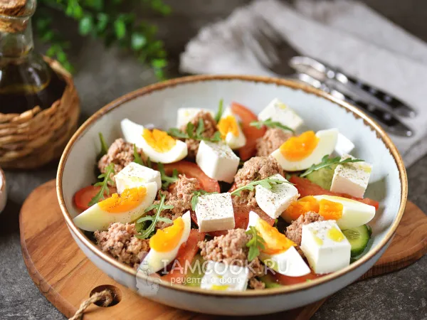 Фото готового блюда: Салат с тунцом и брынзой