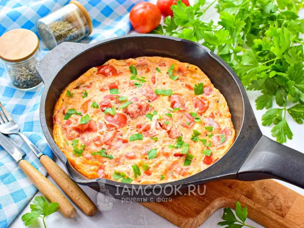 Фото блюда: Омлет с помидорами и перцем на сковороде