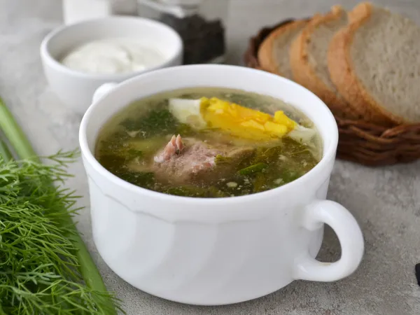 Фото готового блюда: Суп с крапивой и щавелем с тушенкой