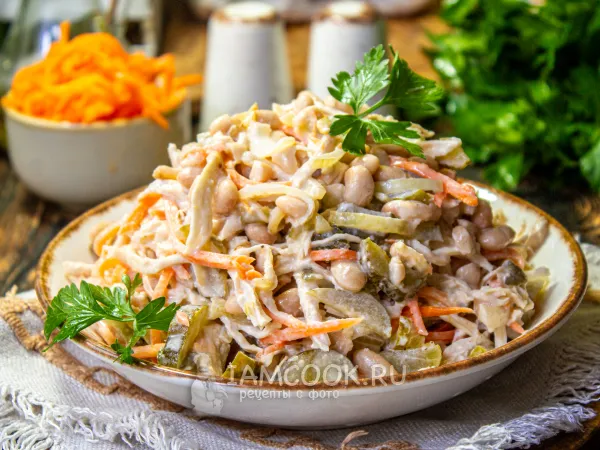 Фото блюда: Салат «Обжорка» с курицей и фасолью