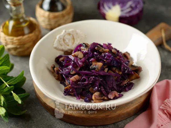 Фото готового блюда: Тушеная красная капуста с грибами и фенхелем