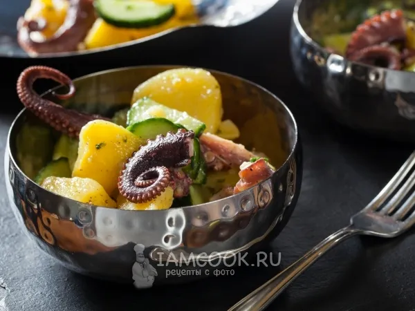 Фото готового блюда: Салат с осьминогом, картошкой и огурцом