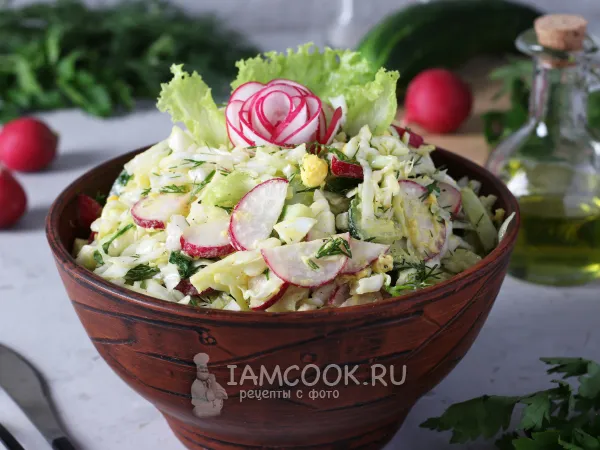 Фото готового блюда: Салат с капустой, редиской, огурцом и яйцом