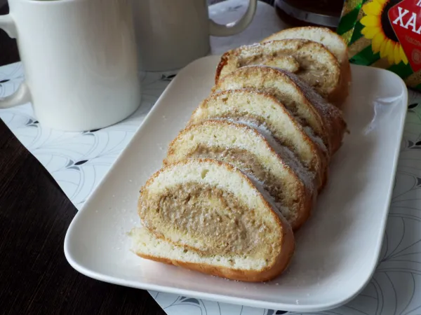 Фото готового блюда: Бисквитный рулет с халвой