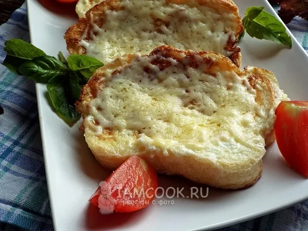 Фото готового блюда: Гренки с сыром и яйцом на сковороде