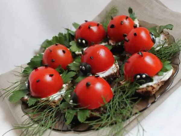 Фото блюда: Бутерброды «Божья коровка»