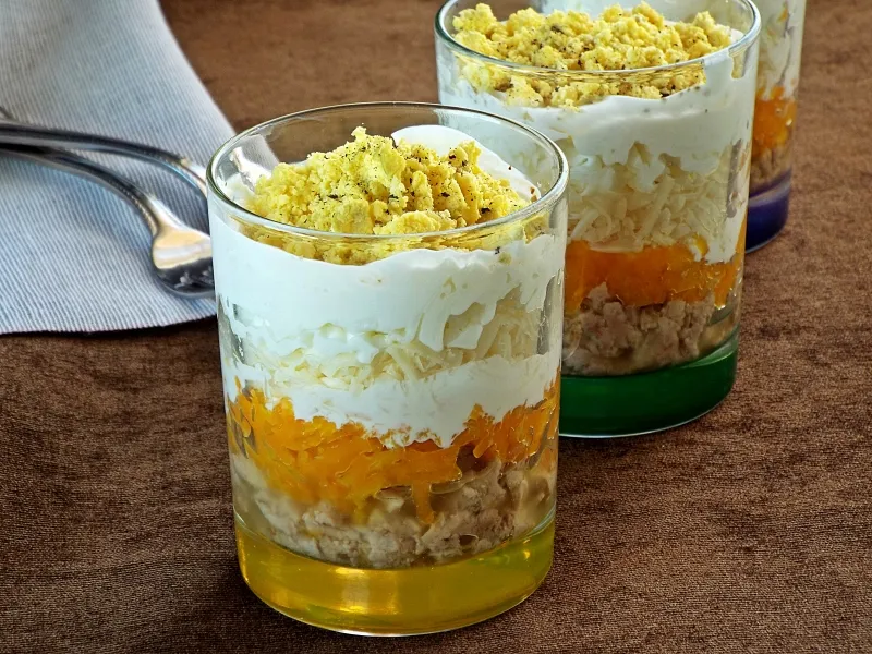 Фото готового блюда: Слоеный салат с печенью трески