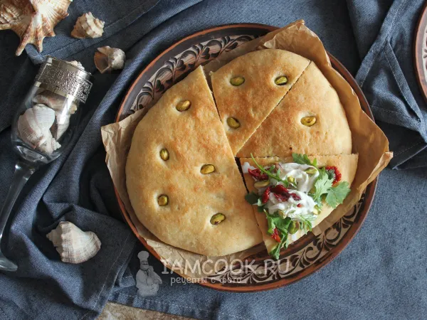 Фото готового блюда: Фокачча со страчателлой и фисташками