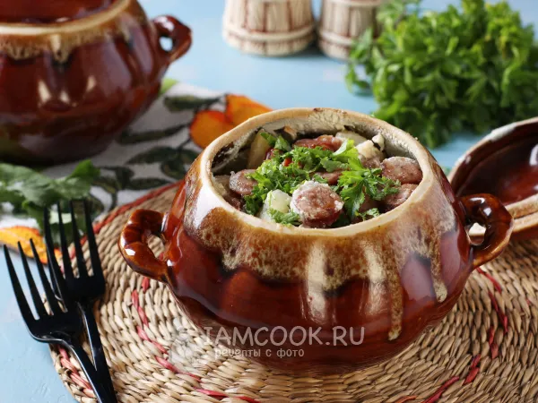 Фото блюда: Колбаски охотничьи с картофелем в горшочке