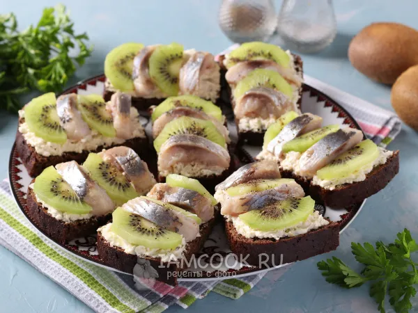 Фото блюда: Бутерброды с киви и селёдкой