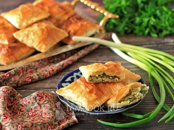 Фото готового блюда: Слоеные пирожки с жареным луком и яйцами