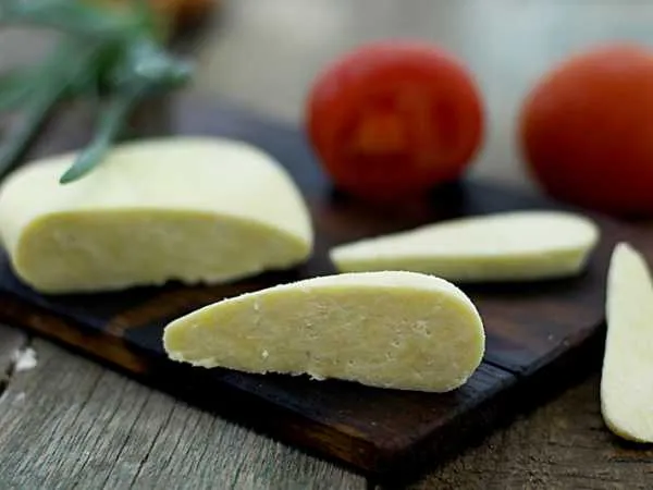 Фото готового блюда: Домашний сыр брынза из молока с уксусом