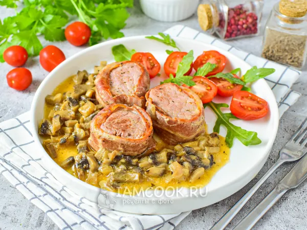 Фото блюда: Свиные медальоны в беконе с грибным соусом