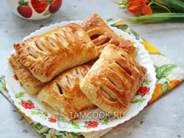 Фото готового блюда: Слойка с творогом и клубникой