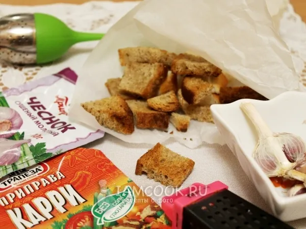 Фото готового блюда: Гренки с чесноком в духовке