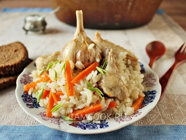 Фото блюда: Плов с курицей в утятнице на плите