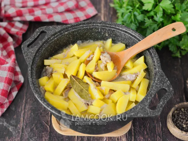 Фото готового блюда: Картошка с тушенкой в казане на плите