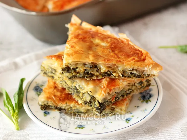 Фото готового блюда: Пирог из теста фило со шпинатом, щавелем и яйцом