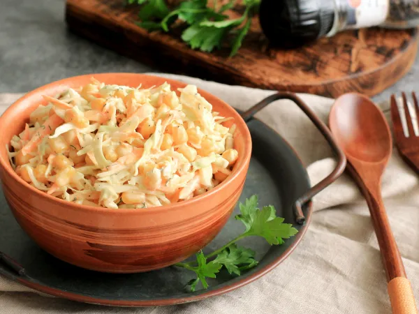 Фото готового блюда: Салат с капустой, морковью, кукурузой и майонезом