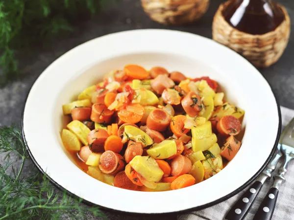 Фото блюда: Тушеные кабачки с сосисками