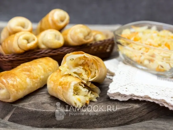Фото блюда: Постные слоеные пирожки с квашеной капустой
