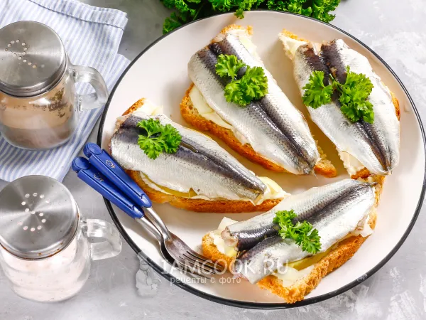 Фото готового блюда: Бутерброды с салакой и картофелем