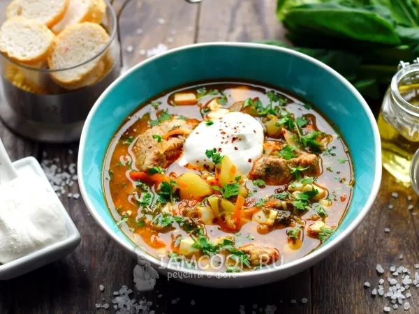 Фото готового блюда: Зеленый борщ с томатной пастой