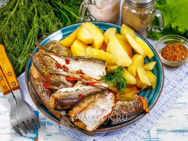 Фото готового блюда: Плотва с картофелем в духовке