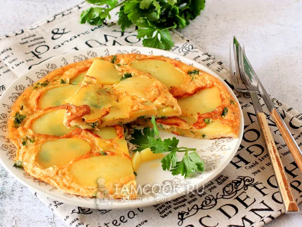 Фото готового блюда: Омлет с картофелем и сыром